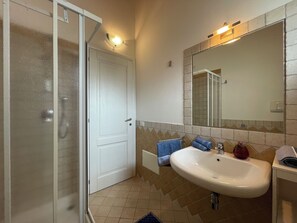 Douche, sèche-cheveux, bidet, serviettes fournies