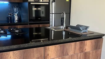 Refrigerador, microondas, horno y licuadora