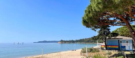 Una spiaggia nelle vicinanze