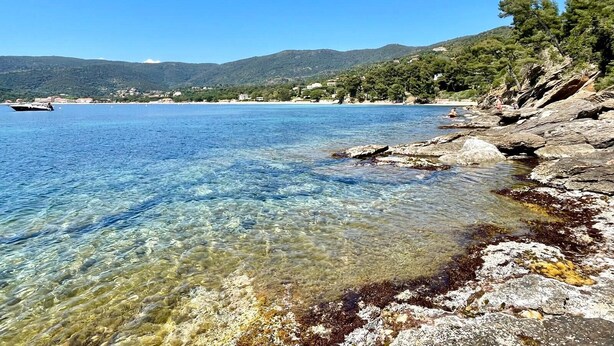 A coastal landscape with clear waters, rocky shorelines, and distant hills. - Appartement avec jardin - Cavalière (Le Lavandou)