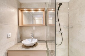 Ducha, secador de pelo y toallas