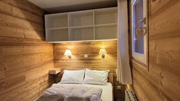 2 sovrum och skrivbord