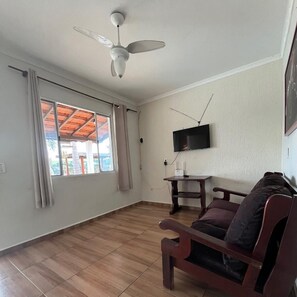 TV, table football - Water Mirror Farm (Guaraiúva Vargem)