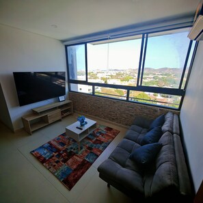 Smart TV - City-view apt, 2BR, 3 baths, Wi-Fi, 3 A/C, pool, gym, wifi, Netflix, Disney+. (Santa Marta)