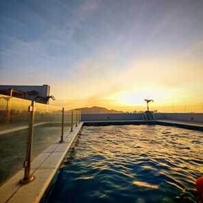 Outdoor pool - City-view apt, 2BR, 3 baths, Wi-Fi, 3 A/C, pool, gym, wifi, Netflix, Disney+. (Santa Marta)