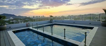 City-view apt, 2BR, 3 baths, Wi-Fi, 3 A/C, pool, gym, wifi, Netflix, Disney+.