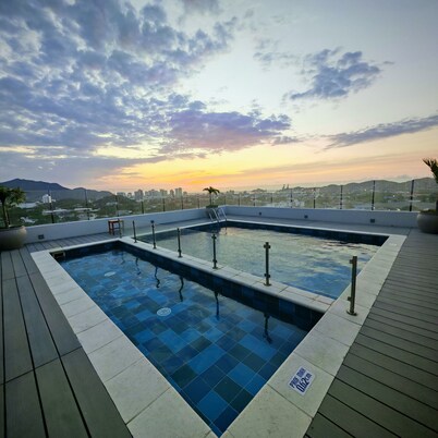 City-view apt, 2BR, 3 baths, Wi-Fi, 3 A/C, pool, gym, wifi, Netflix, Disney+.