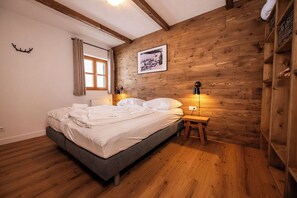 3 bedrooms, travel cot, free WiFi, bed sheets