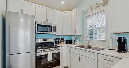Dog-friendly cottage with pool, full kitchen, AC, porch, & outdoor shower