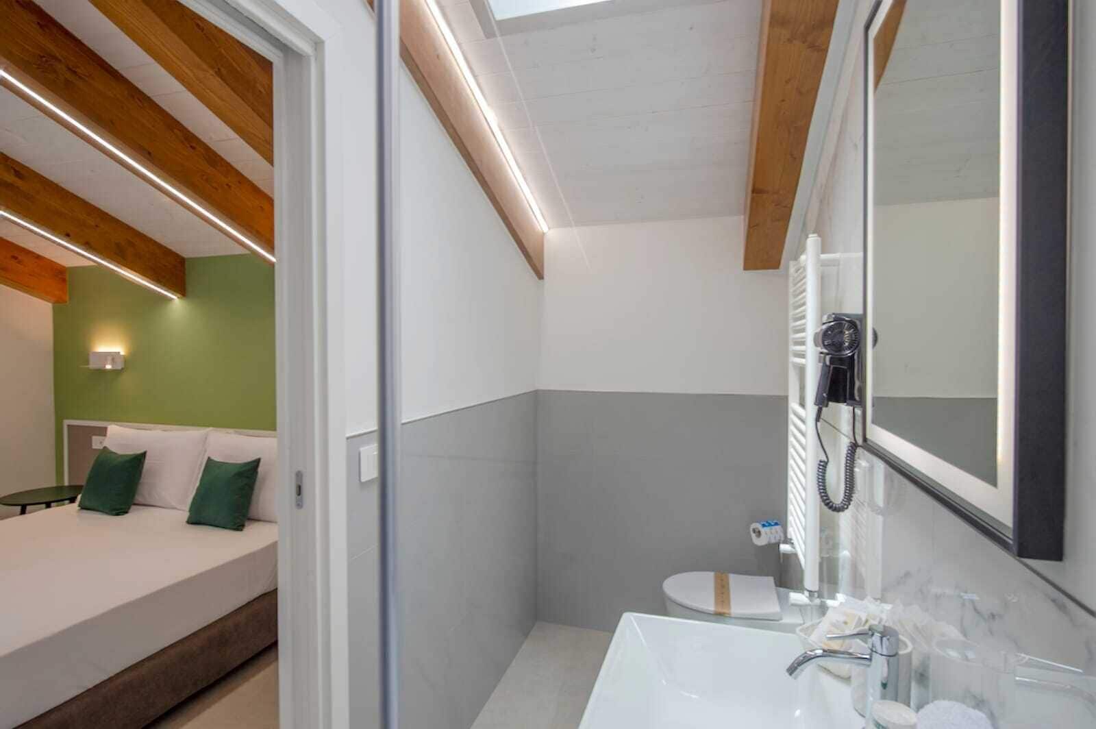 Suite 4 con balcone | Baño | Regadera, regadera tipo lluvia, amenidades de baño gratuitas 