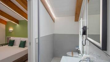 Suite 4 con balcone | Badrum | Dusch, regndusch, gratis toalettartiklar och hårtork