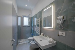 Suite 3 con Balcone | Baño | Regadera, regadera tipo lluvia, amenidades de baño gratuitas 