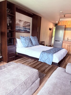 In-room safe, free WiFi, bed sheets - Amazing WATERFRONT GETAWAY with Views of Gorgeous Flathead Lake (Bigfork)