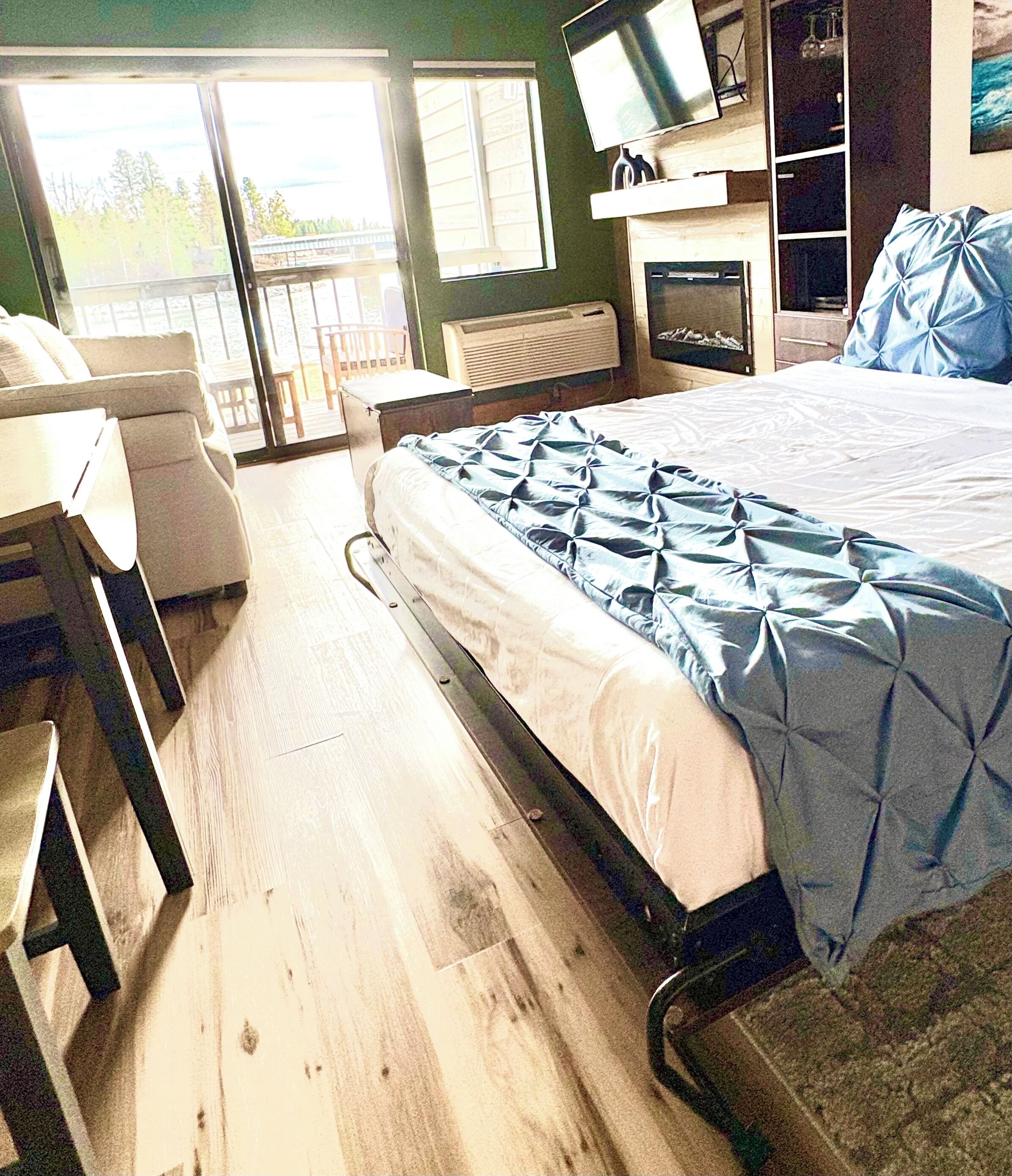 In-room safe, free WiFi, bed sheets