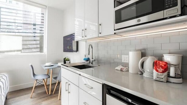 Microwave, oven, stovetop, dishwasher - Condotel Broadway-E Jefferson-Close to Convention (Seattle)