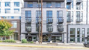 A multi-story building with a modern architectural design, featuring balconies and large windows. - Condotel Broadway-E Jefferson-Close to Convention (Seattle)