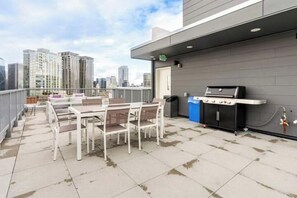 Outdoor dining - Cityscape-Condotel-First Hill (Seattle)