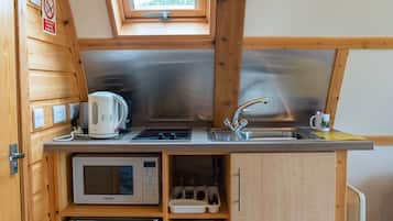 Cafetière-théière, réfrigérateur, four à micro-ondes, surface de cuisson