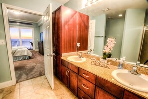 Familie appartement, uitzicht op het strand | Badkamer | Gratis toiletartikelen, zeep, shampoo, toiletpapier