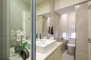 Hair dryer, towels, soap, shampoo - Porto Insight Apartments - Belmonte (Porto)