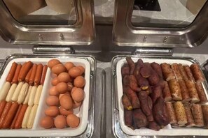 Twee automaten met diverse producten, zoals worst en eieren.
