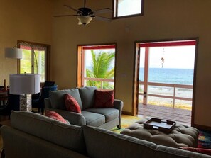 Smart TV, fireplace - The Whole Hibiscus - Pool & Ocean Front! (Utila)