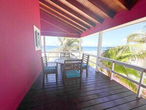 Outdoor dining - The Whole Hibiscus - Pool & Ocean Front! (Utila)