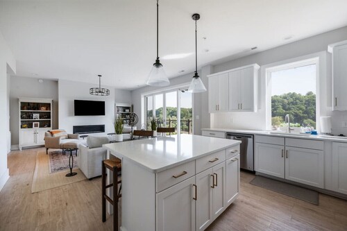 Luxury Downtown Loft, Balcony and Rooftop Bar!