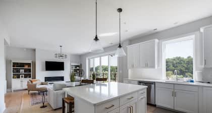 Luxury Downtown Loft, Balcony and Rooftop Bar!