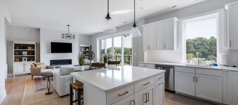 Luxury Downtown Loft, Balcony and Rooftop Bar!