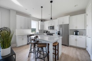 Een koelkast, een microgolfoven, een oven, een kookplaat