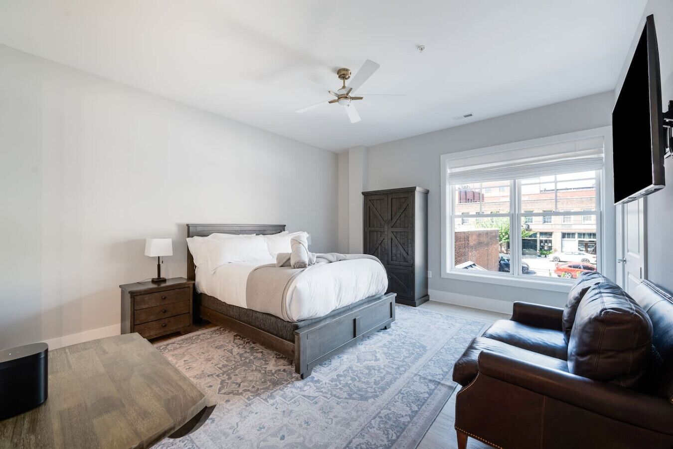 2 bedrooms, desk, iron/ironing board, WiFi