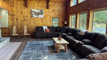 Télévision, cheminée, table de tennis de table