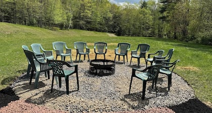 Spacious Private 9 bedroom lodge AC, hot tub, fire pit, fire place, 212 acres