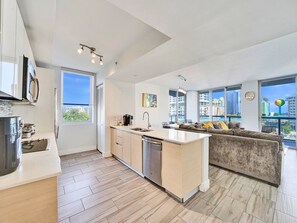 冷蔵庫、電子レンジ、オーブン、コンロ