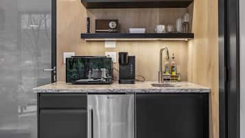 Geladeira, micro-ondas, cafeteira/chaleira