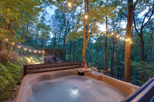 Romantic Mirror Cabin • Hot Tub • Fire Pit • Views