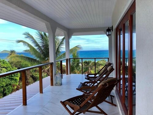 Walk to Beach Villa w/ Stunning Ocean Views