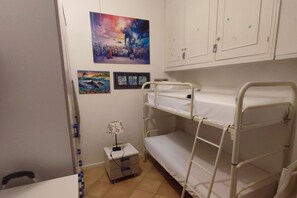 3 bedrooms, bed sheets - M432 – Marcelli, Two-Bedroom Apartment with Garden (Marcelli)