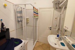 Shower, bidet, towels