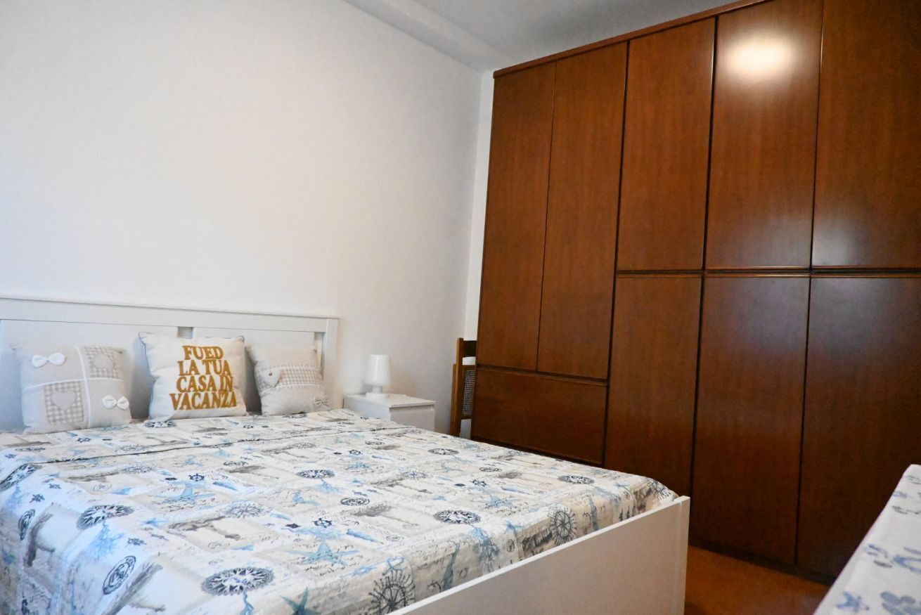 2 bedrooms, bed sheets