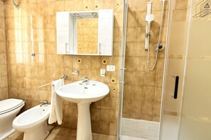 Douche, bidet, serviettes fournies