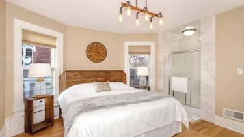 1 habitación, tabla de planchar con plancha y cuna de viaje