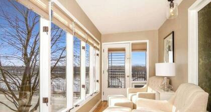 Suite #4 – Elegant River Suite w/ Seating Nook