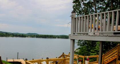 Lakefront Getaway | Sleeps 8+ | Private Pier & Hot Tub