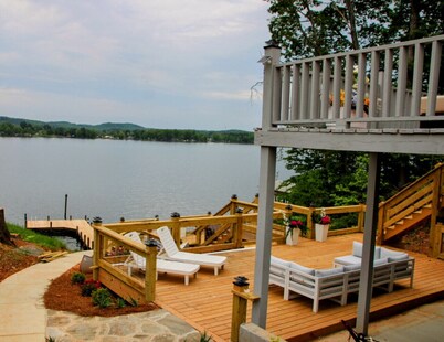 Lakefront Getaway | Sleeps 8+ | Private Pier & Hot Tub
