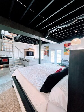 4 habitaciones, escritorio y tabla de planchar con plancha