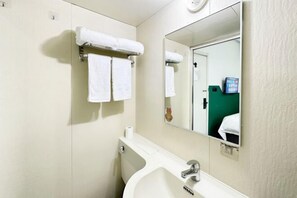 A bathroom with a sink, mirror, and towel rack. - Hotel Apartment (Shanghai National Convention and Exhibition Center Jiangqiao Old Street Branch) (Shanghai)