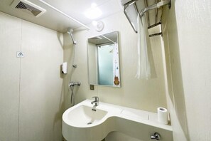 A bathroom with a sink, mirror, shower, and toilet. - Hotel Apartment (Shanghai National Convention and Exhibition Center Jiangqiao Old Street Branch) (Shanghai)