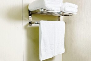 A white towel rack with two towels, one folded and one unfolded, against a light-colored wall. - Hotel Apartment (Shanghai National Convention and Exhibition Center Jiangqiao Old Street Branch) (Shanghai)